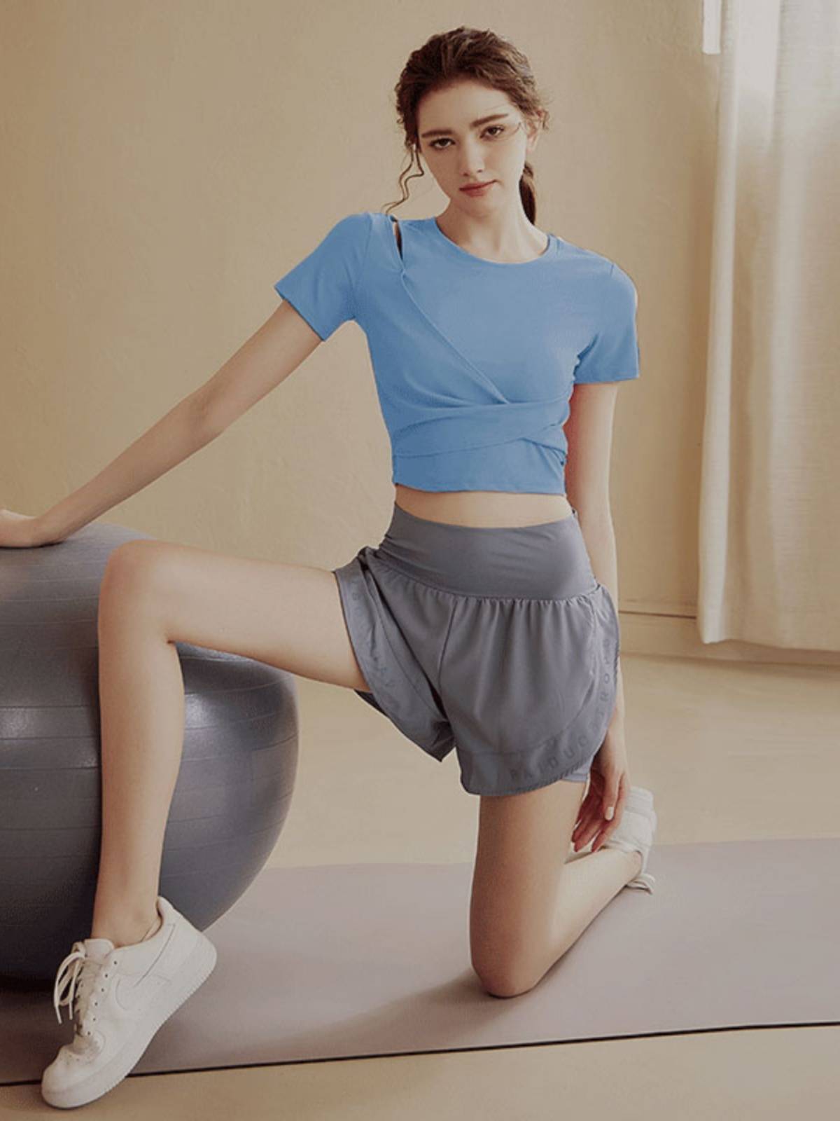 A SPORTS GIRL WITH A SKINNY DRY SHIRT, T-SHIRT, RUNNING GYM, PRATI TRAINING IN YOGA