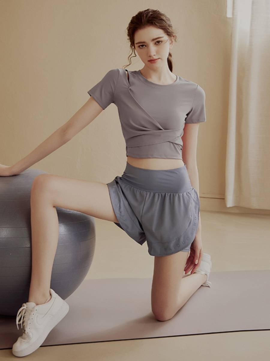 A SPORTS GIRL WITH A SKINNY DRY SHIRT, T-SHIRT, RUNNING GYM, PRATI TRAINING IN YOGA