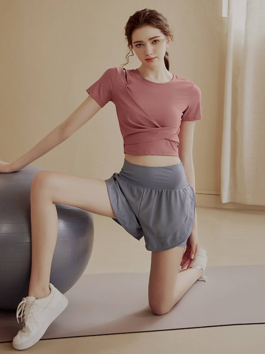 A SPORTS GIRL WITH A SKINNY DRY SHIRT, T-SHIRT, RUNNING GYM, PRATI TRAINING IN YOGA