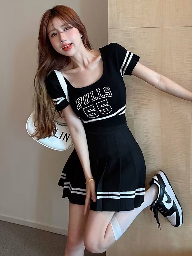 Korean girls' cheerleading, college gymnasium, adult plaza