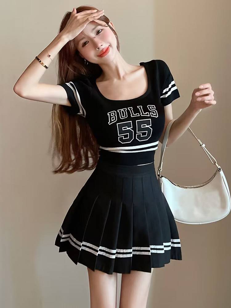 Korean girls' cheerleading, college gymnasium, adult plaza