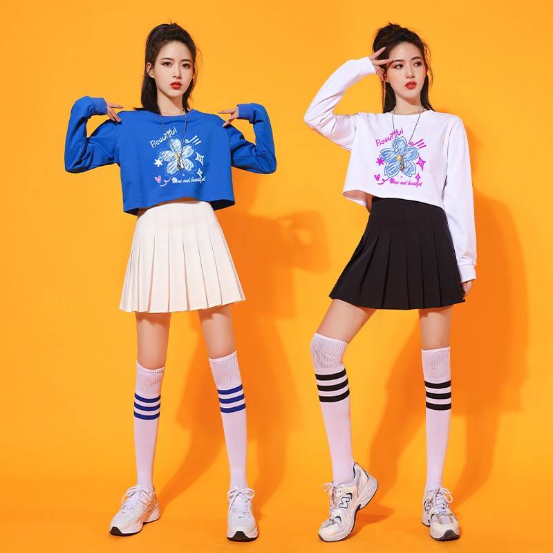 The adult Korean jazz dance shows the boys and girls cheerleading, the long sleeves, the short skirts