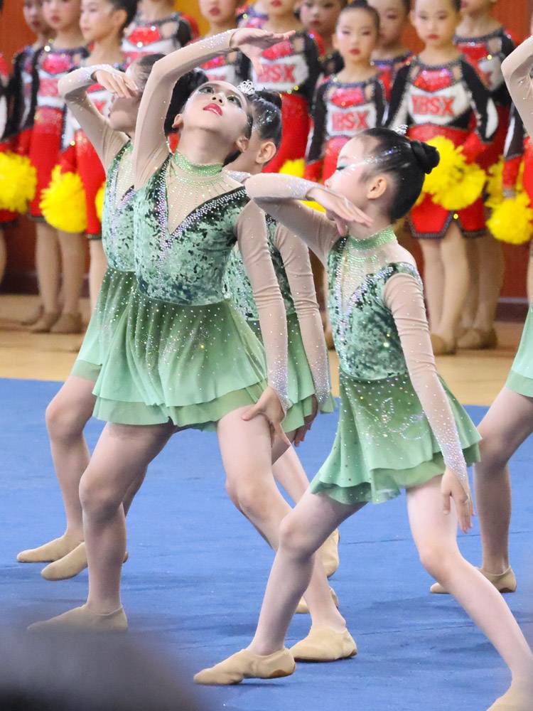 Custom cheerleading performance service cheerleading team showing bodybuilding clothing set Dance new products 24 group women