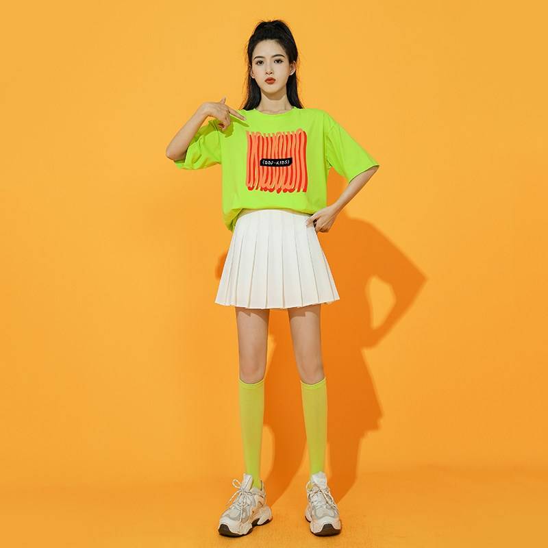 The Korean women's cheerleading team, the adult jazz dancer, dressed for summer short sleeves to jump in the gym