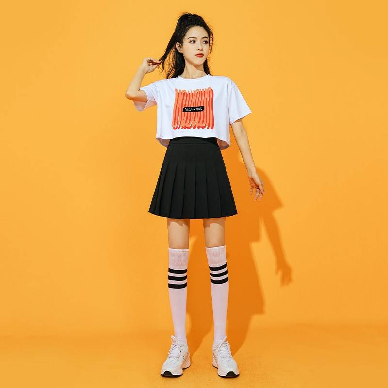 The Korean women's cheerleading team, the adult jazz dancer, dressed for summer short sleeves to jump in the gym