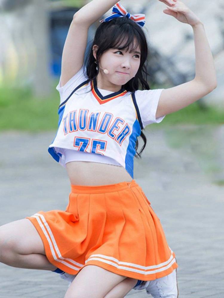 Korean-style female college cheerleaders, choreographers, troupes, modern dance costumes