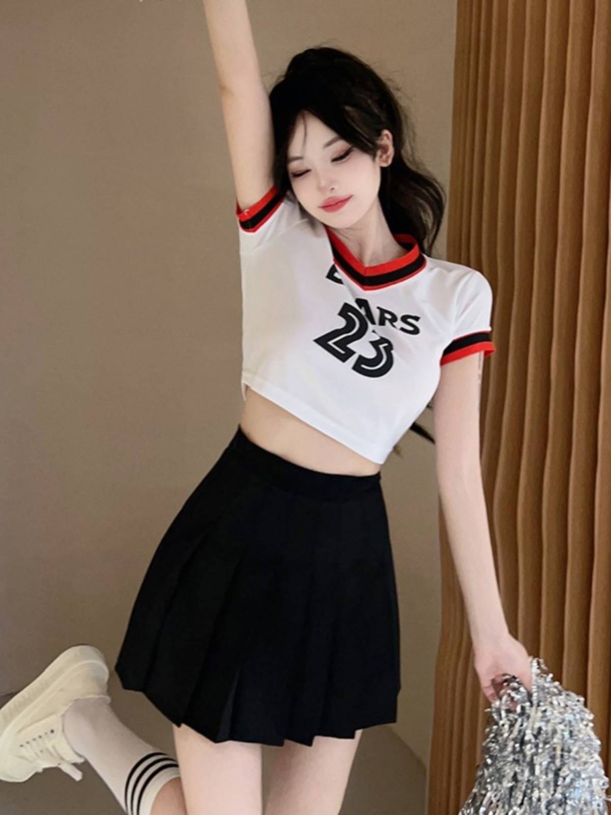 The Korean girls staged a cheer-and-play student group dance costume
