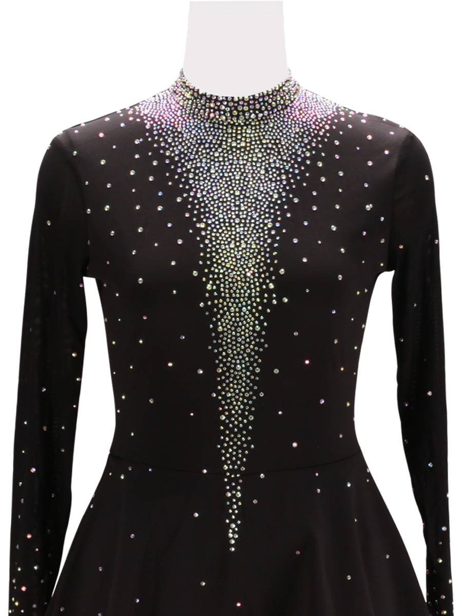 ♪ Black, little, tall, long-sleeved jazz ♪