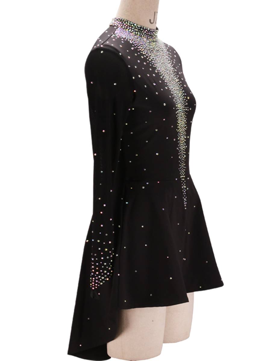 ♪ Black, little, tall, long-sleeved jazz ♪