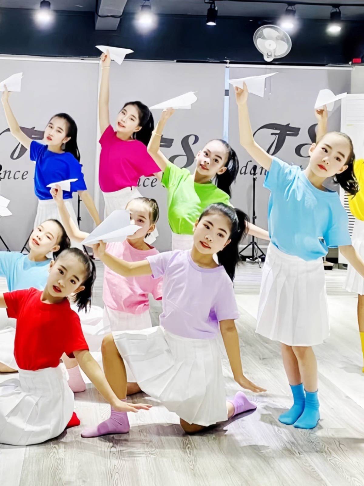 Primary and secondary school students youthful vibrant dance clothing candy -colored T -shirt dopamine dressing sports meeting