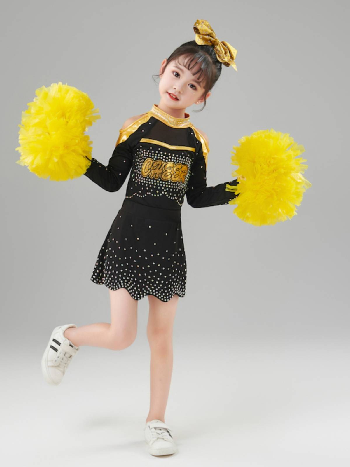 Male girl Lara team performing service primary and secondary school students La La Raoming performances group gymnastics competitive dance service
