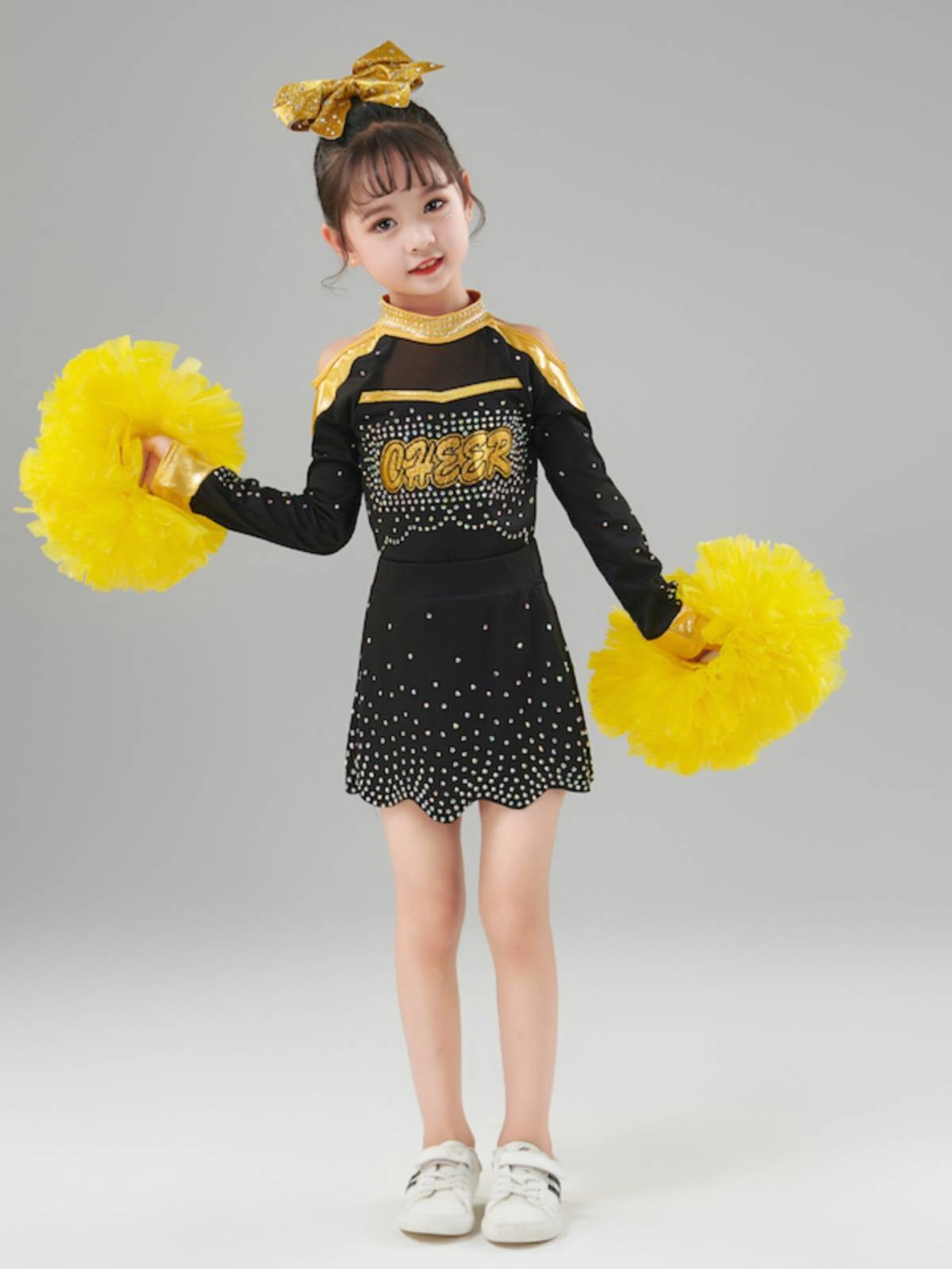 Male girl Lara team performing service primary and secondary school students La La Raoming performances group gymnastics competitive dance service