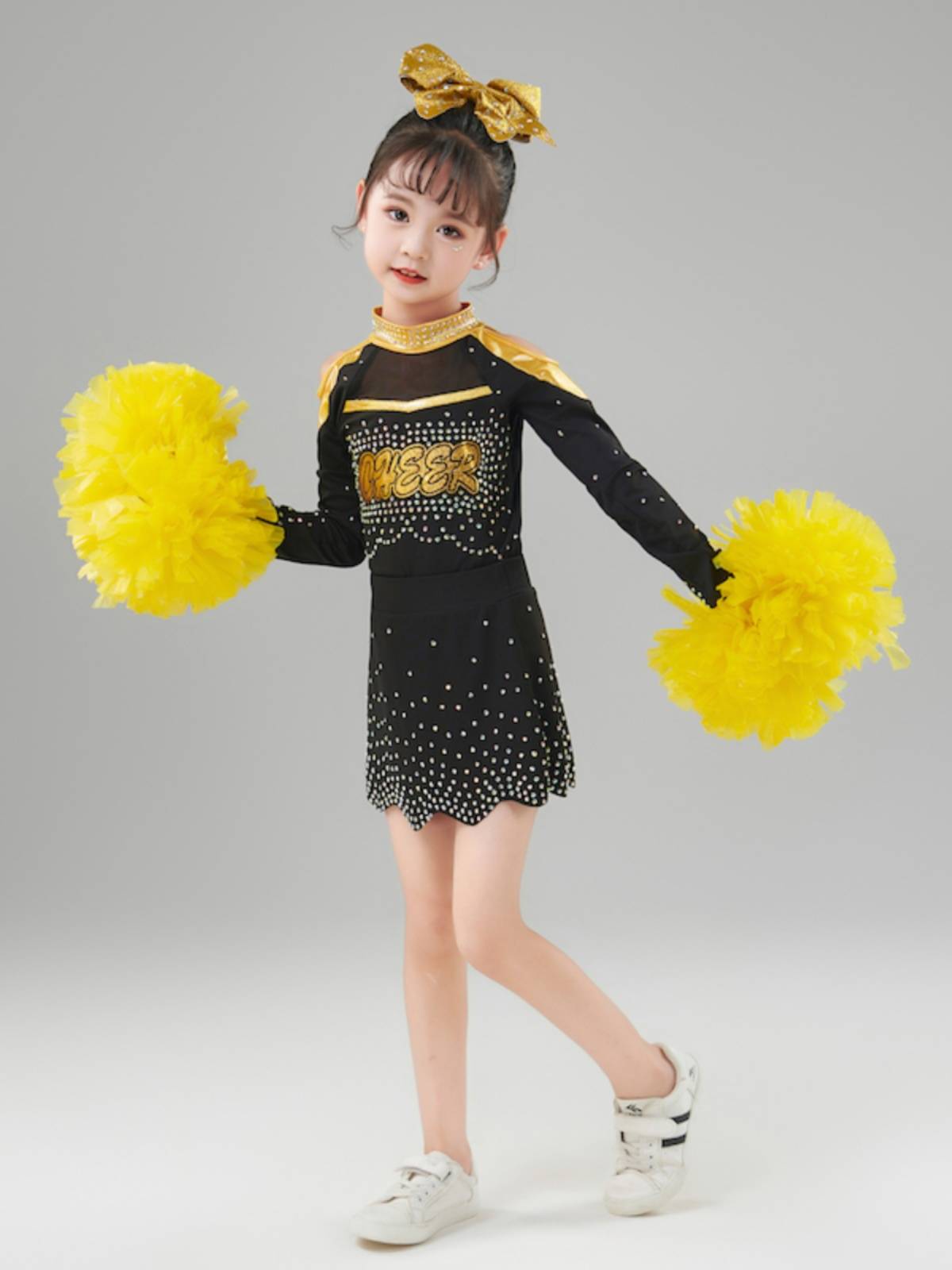 Male girl Lara team performing service primary and secondary school students La La Raoming performances group gymnastics competitive dance service