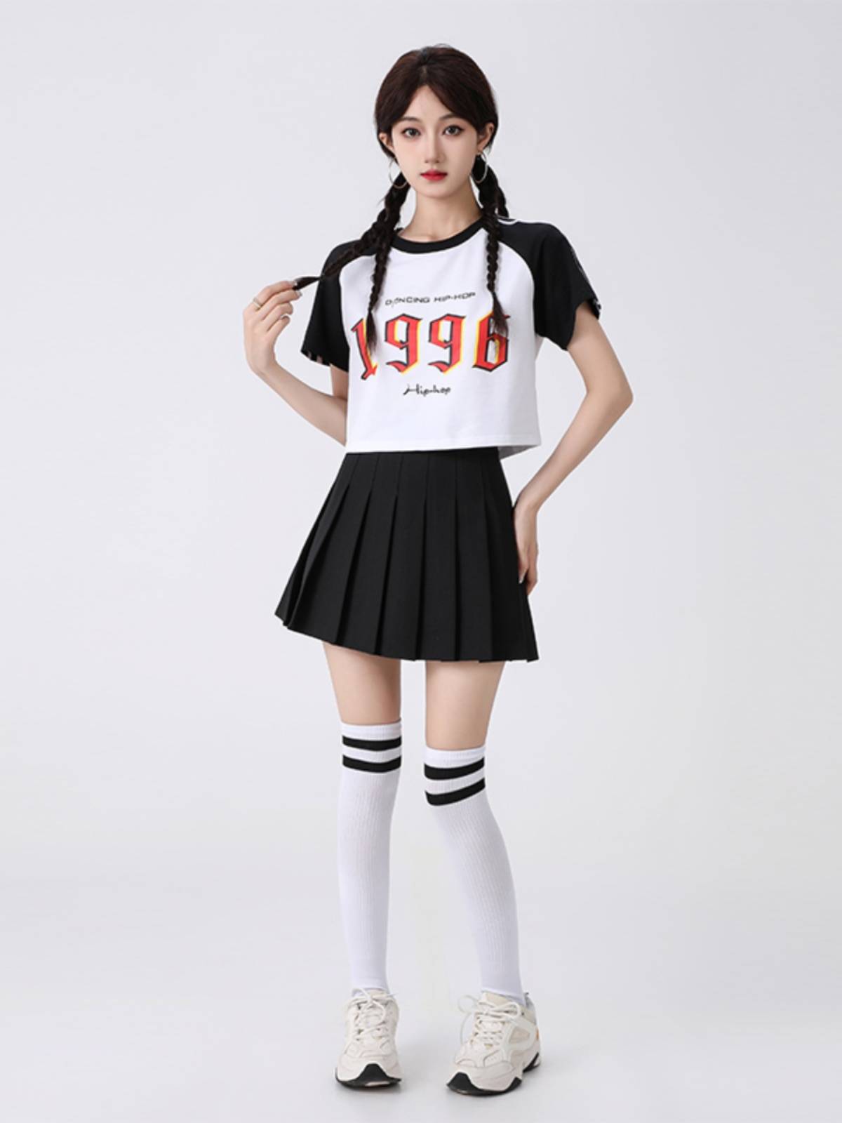 The opening ceremony of the Korean cheerleaders' group show-suits