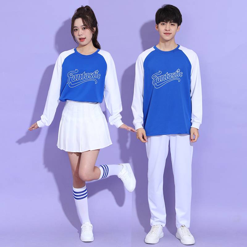 Long-sleeved cheerleads for the opening of the annual recital of the student group recital