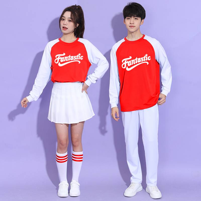 Long-sleeved cheerleads for the opening of the annual recital of the student group recital