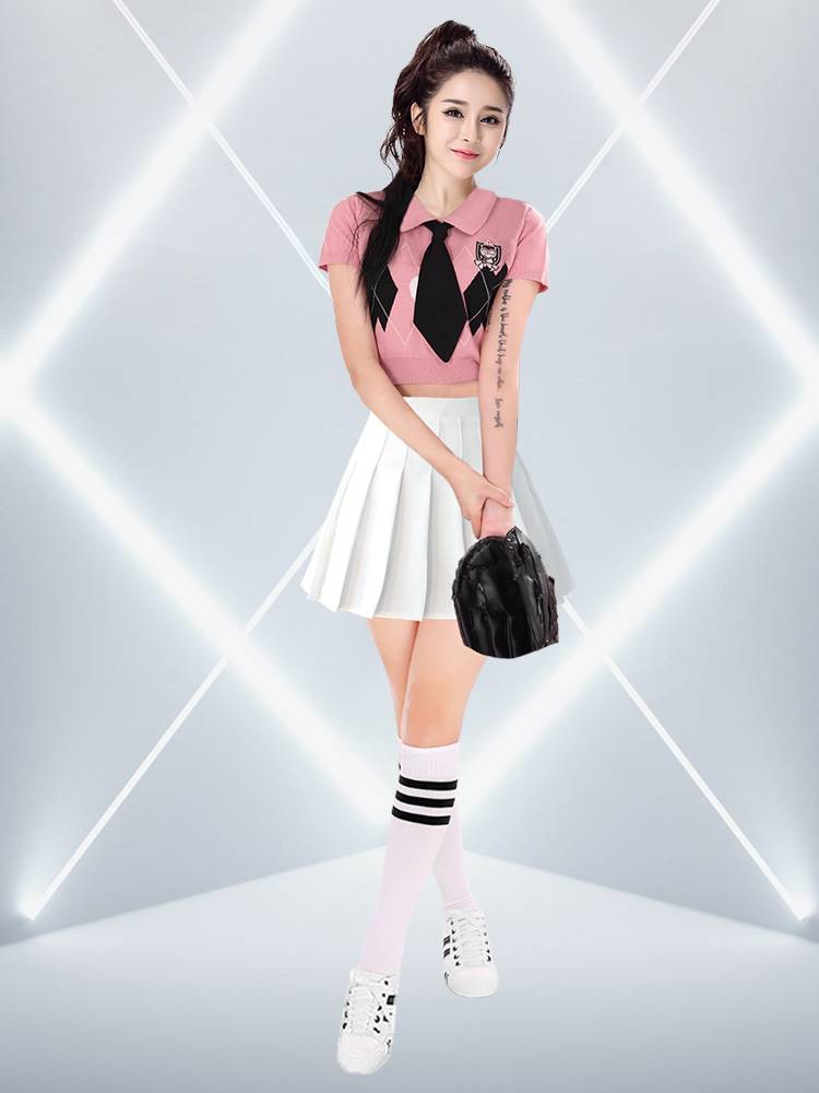 Adult female college student La La Team Performance Games Opening Move of Lala Team La La La Rala
