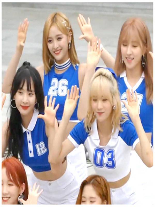 Cosmic girls same women's group dance singing Korean version of the cheerleading students cheerleading stage performance service