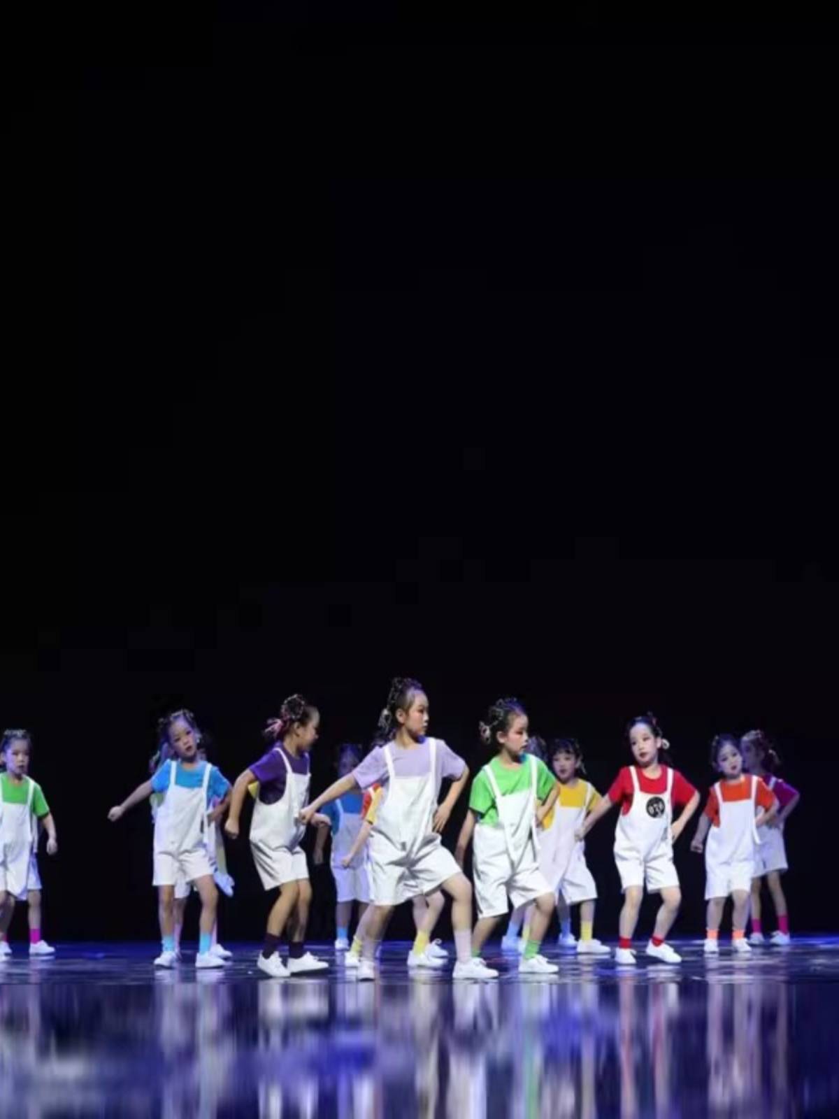 I am a jumping sugar performance service for young children's dance la la la la la la la lashes