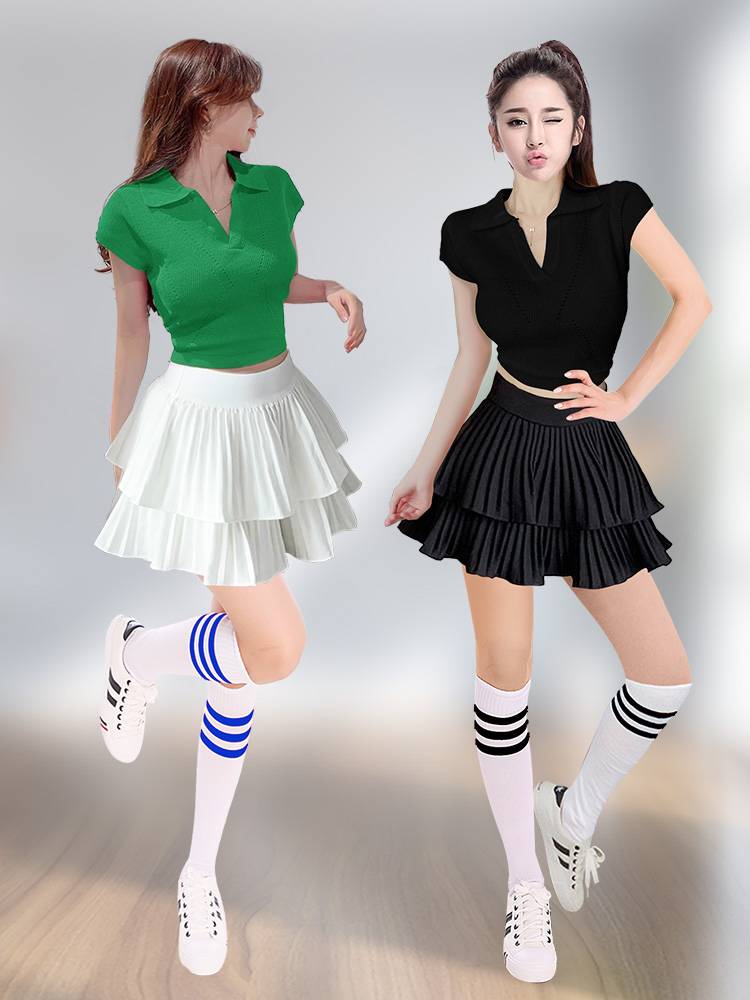 The Korean girls are young and young, and they're so cute, and they're going to play at the girls' college