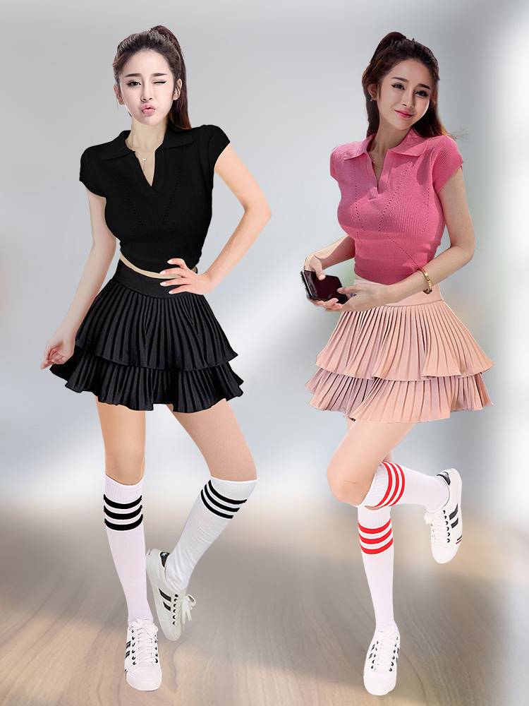 The Korean girls are young and young, and they're so cute, and they're going to play at the girls' college