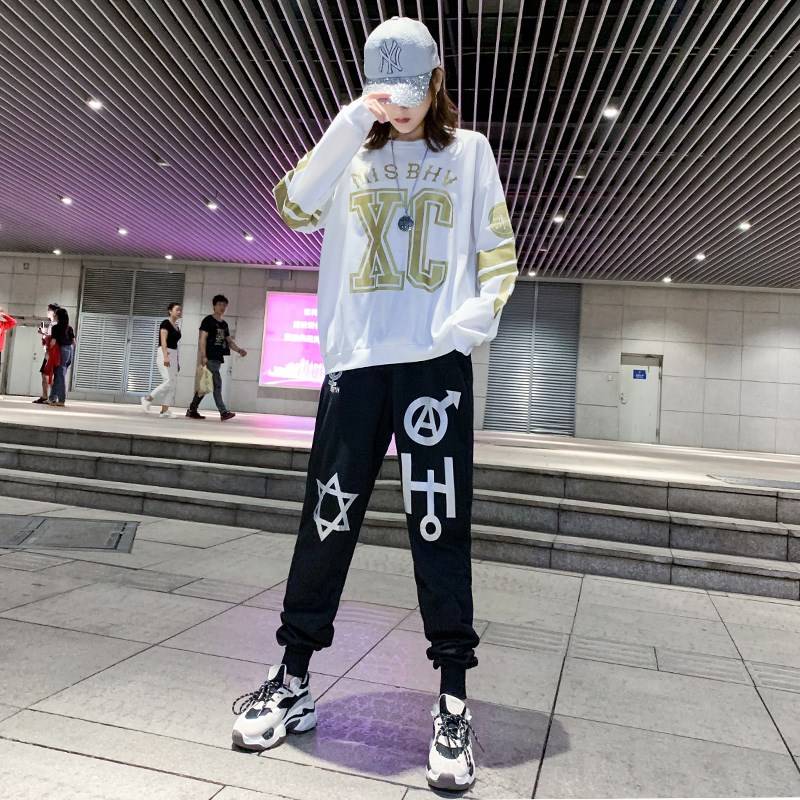 The Korean girls danced in their long-sleeved, hip-hop street, cheerleading and dancing