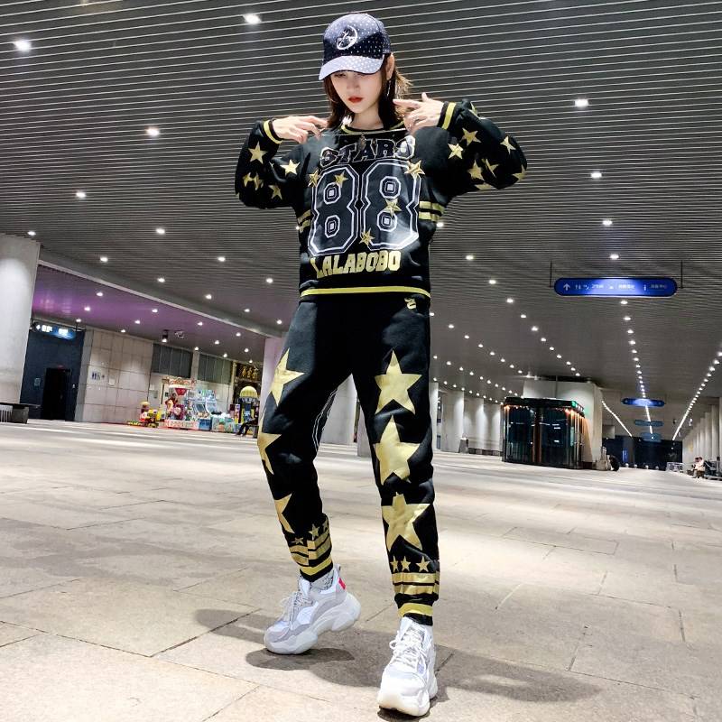 The Korean girls danced in their long-sleeved, hip-hop street, cheerleading and dancing