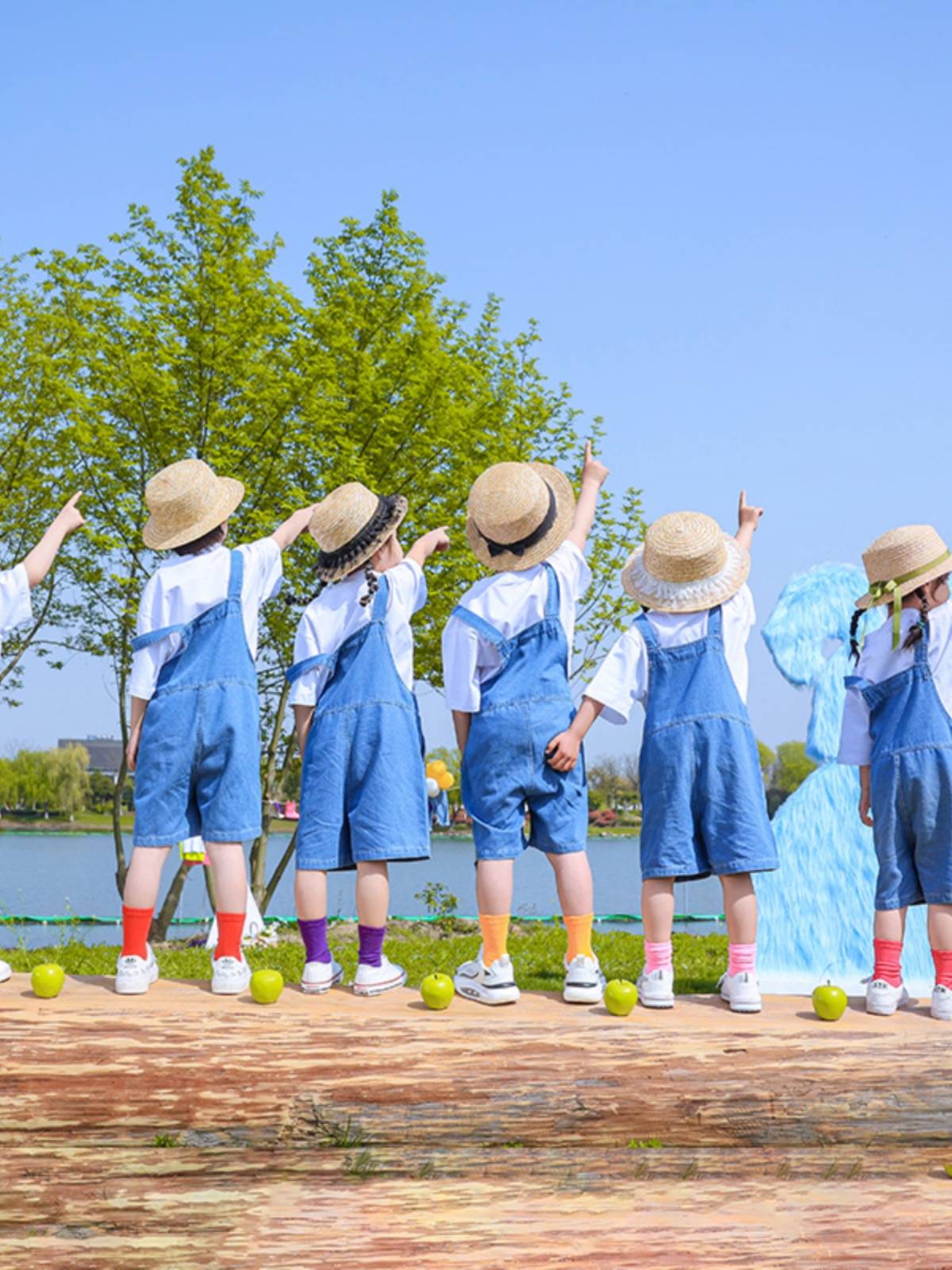 June 1 male and female performance clothes white T -shirt kindergarten strap shorts graduation photos 6 elementary school students cheerleading team uniforms