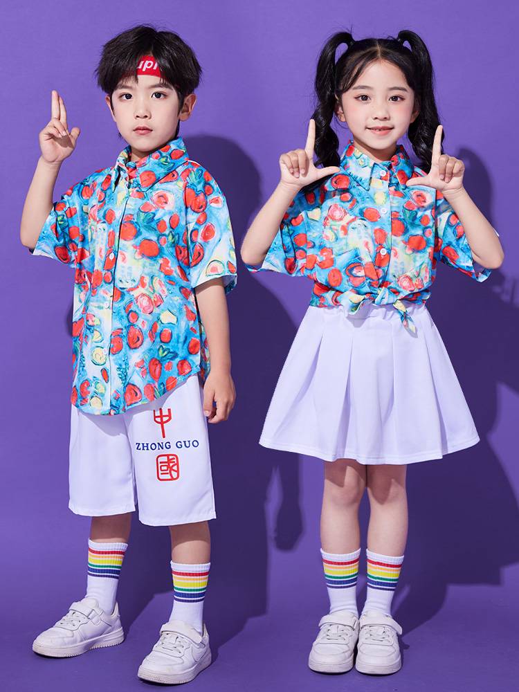 June 1st Children's Hong Kong Feng Performance Fun Kindergarten Dance Dance Flower Shirts Retro La La Team Elementary School Graduation Photo