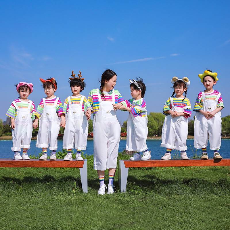 Factory sells Liuyi Children's La Team Performance Series Holding Bag B Pagling Pants Set Kindergarten Class Server Graduation Photo