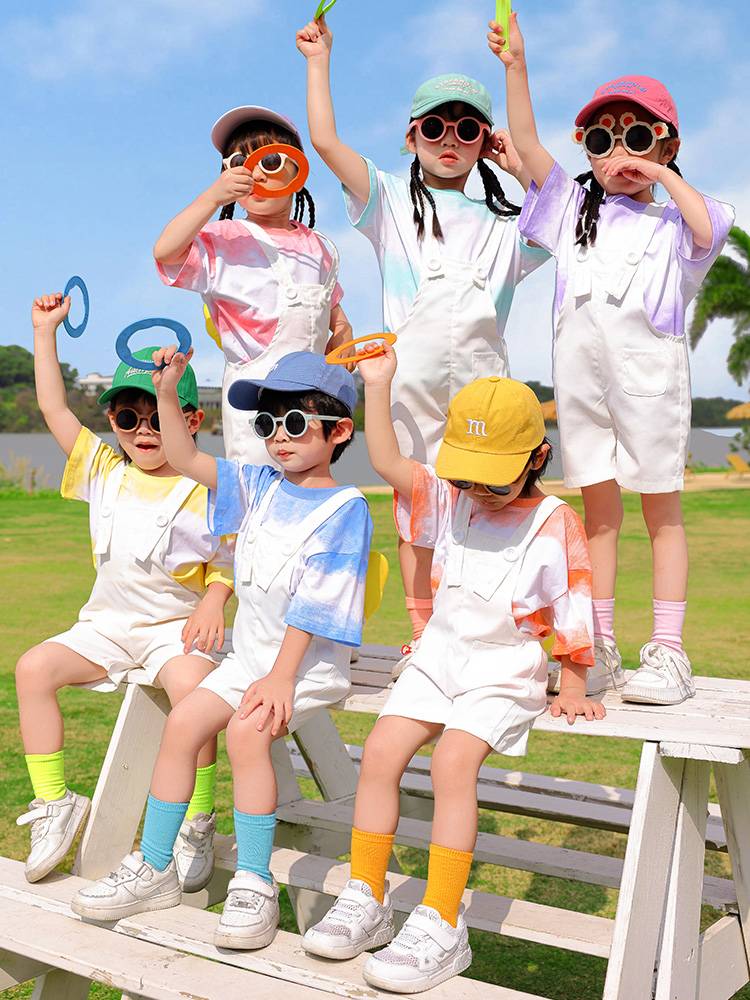The kindergarten service summer graduation photo class takes the six -day performance service dopamine cheerleading team candy -colored brother and sister