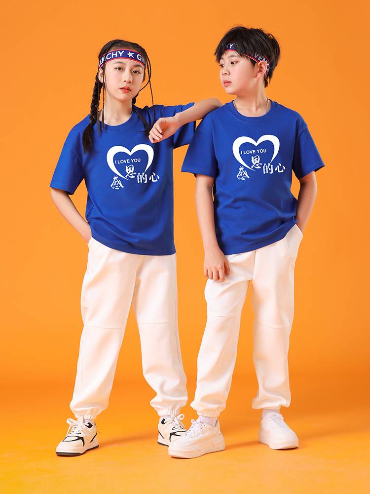 Children's Children's La La Team performed grateful heart chorus recitation clothes kindergarten sports gymnastics class