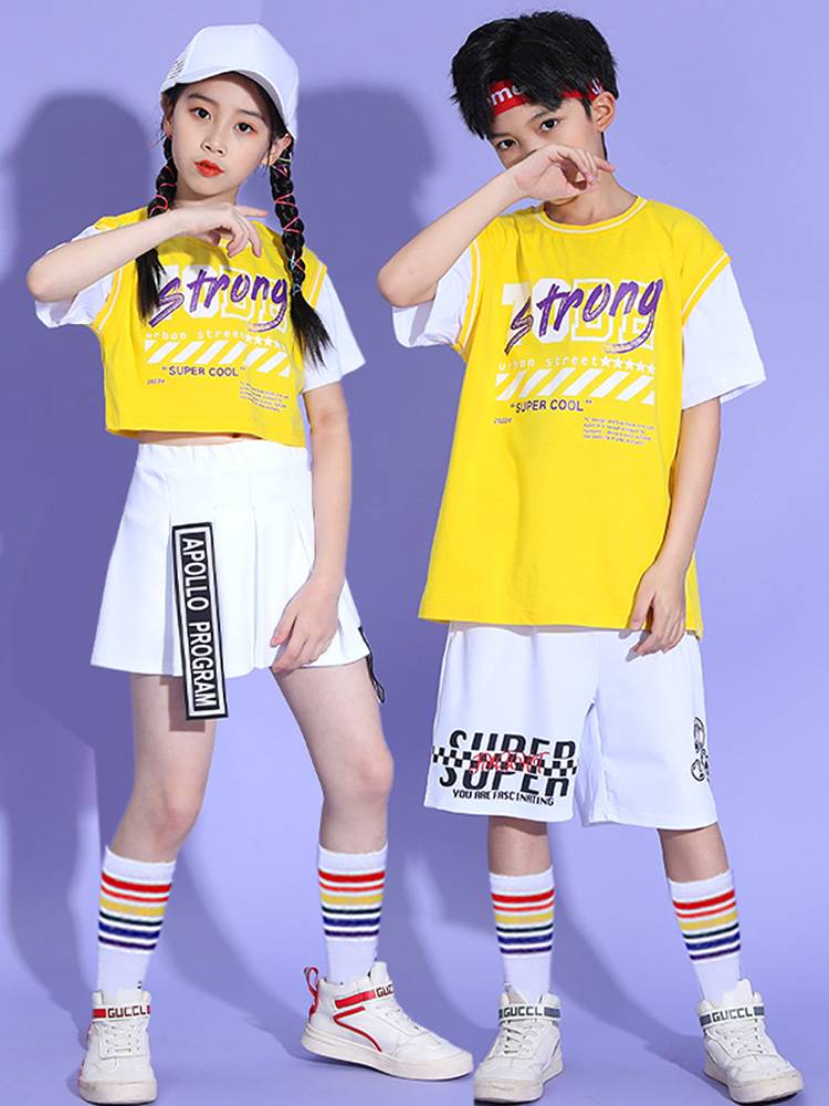 Children's cheerleading watching service kindergarten La cheerle team student class service sports meeting performed hip -hop dance men and women