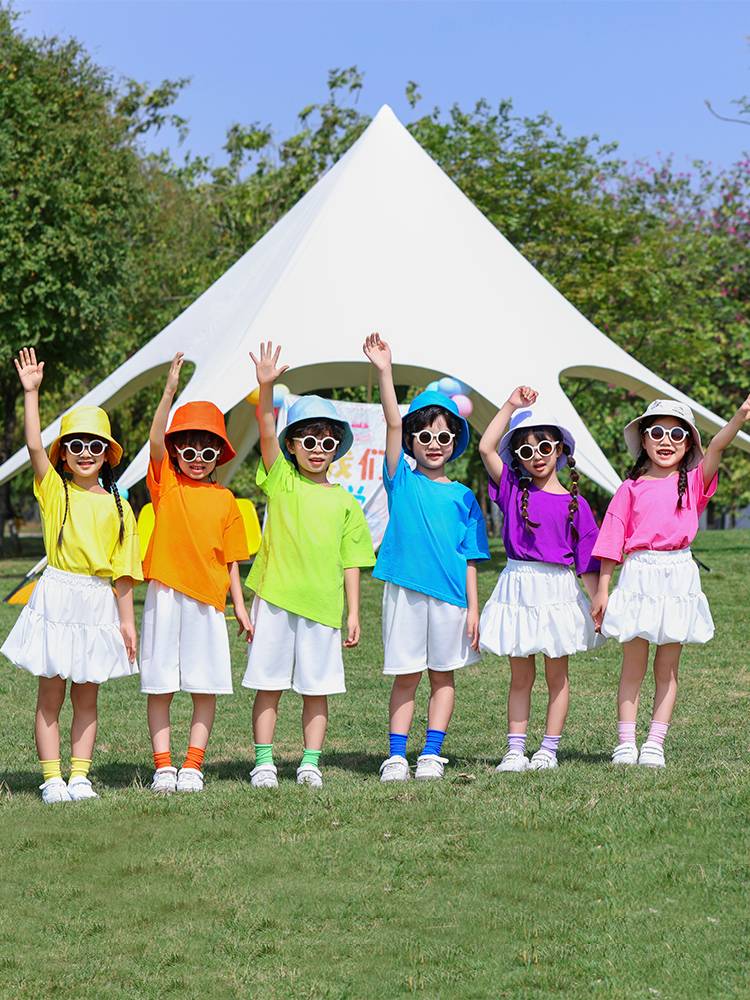 Children's Children's cheerleading team shows the new elementary school student transportation team will take color dance performance clothing