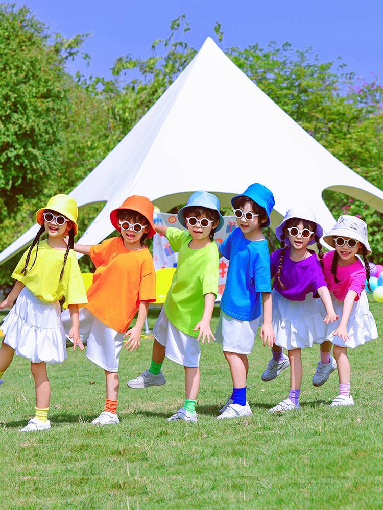 Children's Children's cheerleading team shows the new elementary school student transportation team will take color dance performance clothing