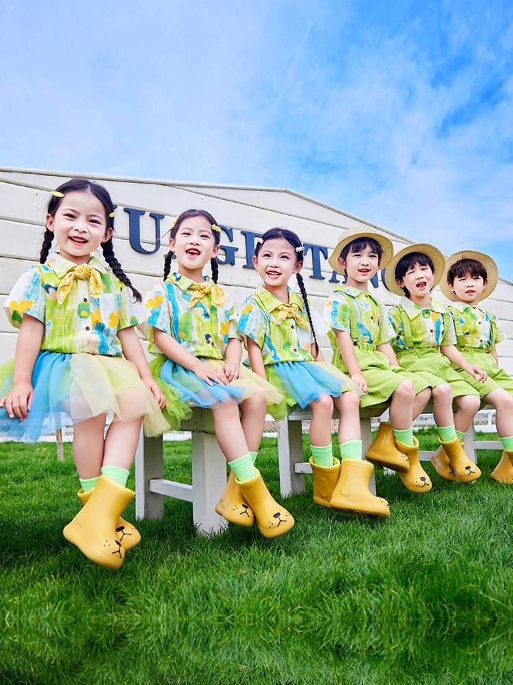 Kindergarten Class Graduation Paper Paper Child Children's Chorus Performance Games La La Team Dance Graduation Photo Class