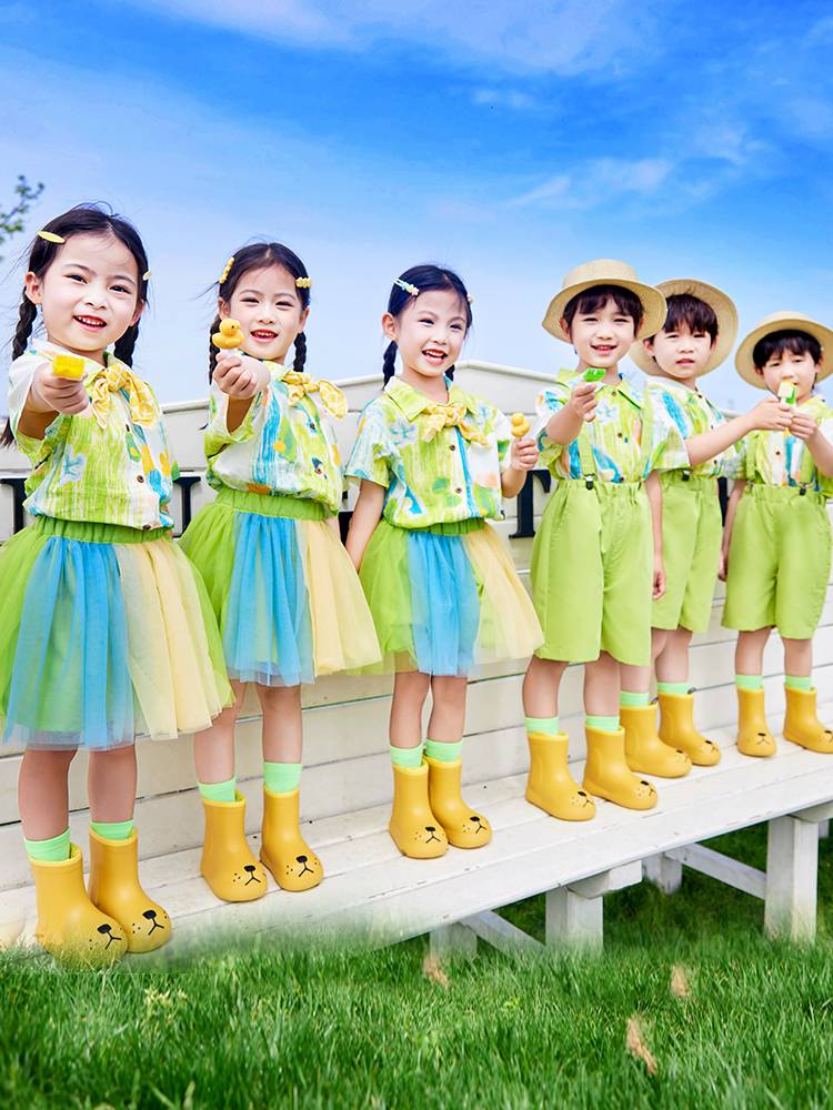 Kindergarten Class Graduation Paper Paper Child Children's Chorus Performance Games La La Team Dance Graduation Photo Class