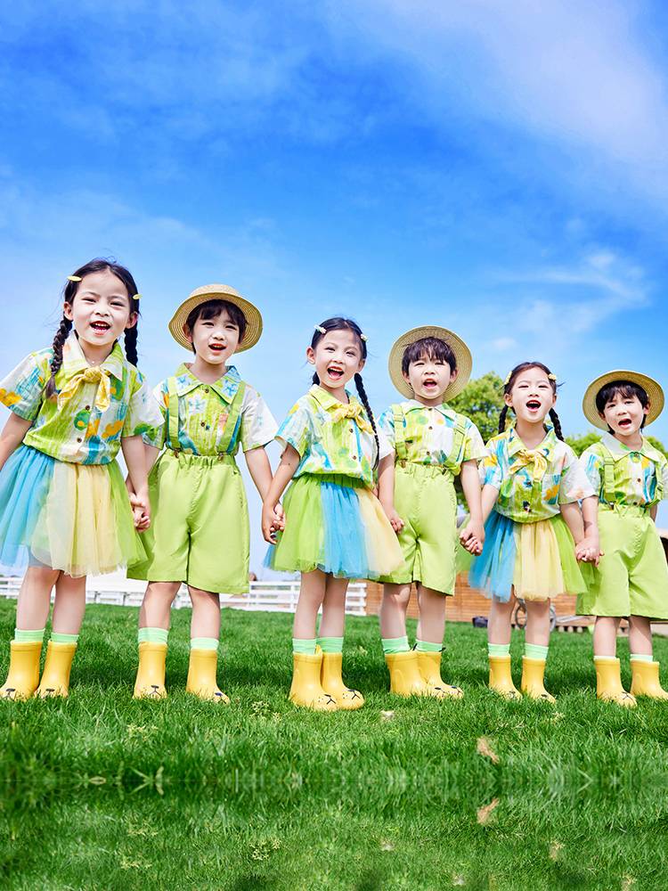 Kindergarten Class Graduation Paper Paper Child Children's Chorus Performance Games La La Team Dance Graduation Photo Class