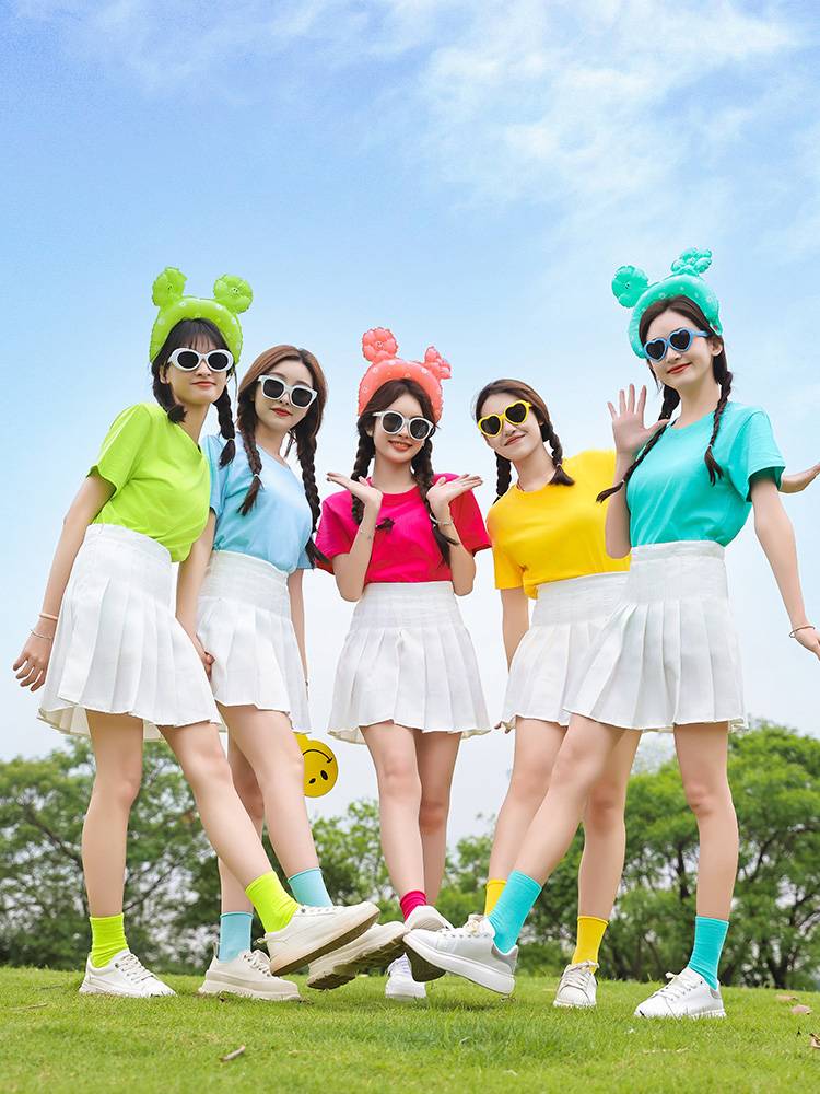 Primary and secondary school students T -shirts in summer candy colored La La team performance games graduation season to take pictures of girlfriends