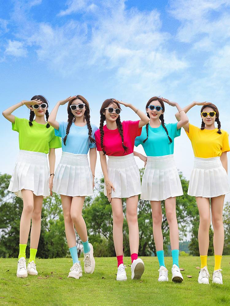 Primary and secondary school students T -shirts in summer candy colored La La team performance games graduation season to take pictures of girlfriends