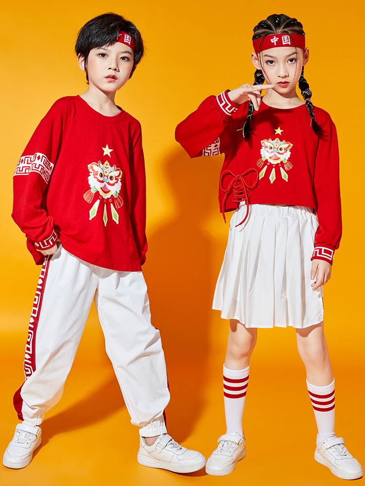 Children's cheerleading team shows the hip -hopper fashion service elementary school sports meeting male and female performance class service