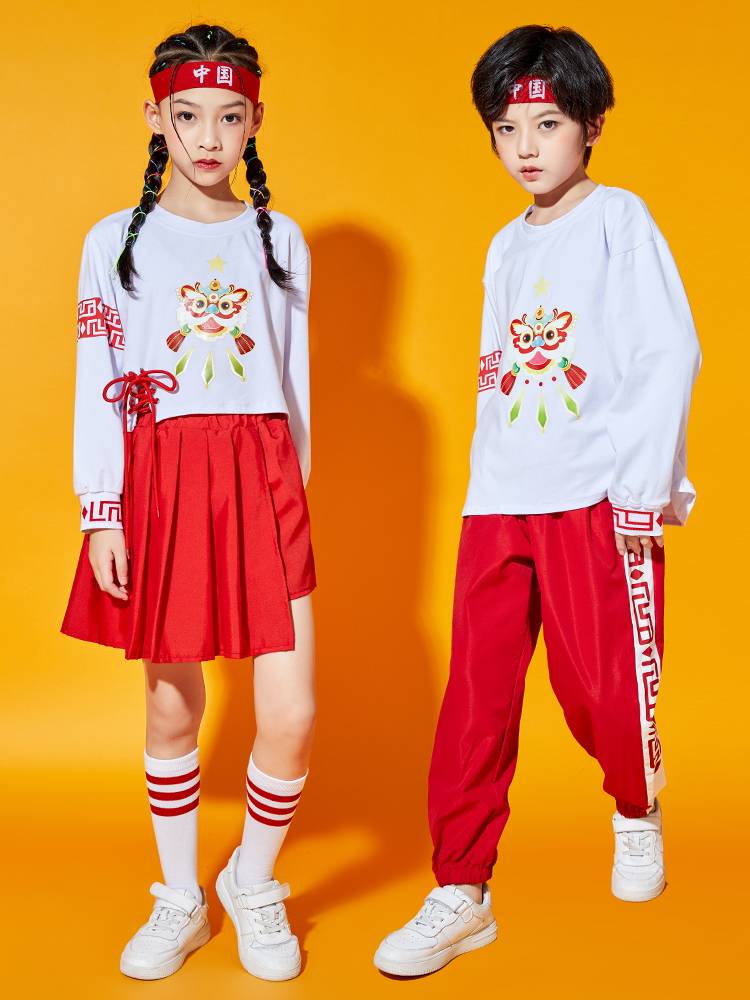 Children's cheerleading team shows the hip -hopper fashion service elementary school sports meeting male and female performance class service