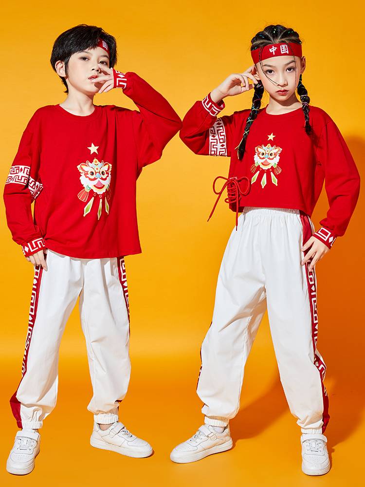 Children's cheerleading team shows the hip -hopper fashion service elementary school sports meeting male and female performance class service