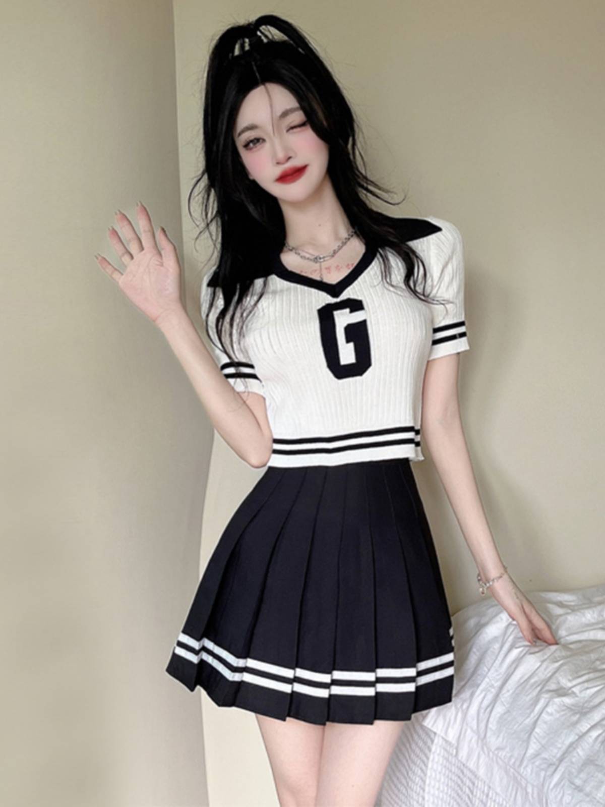 Adult women's group cheerleading cheerleading performance service college student sports meeting class service middle school student jazz dance watch show