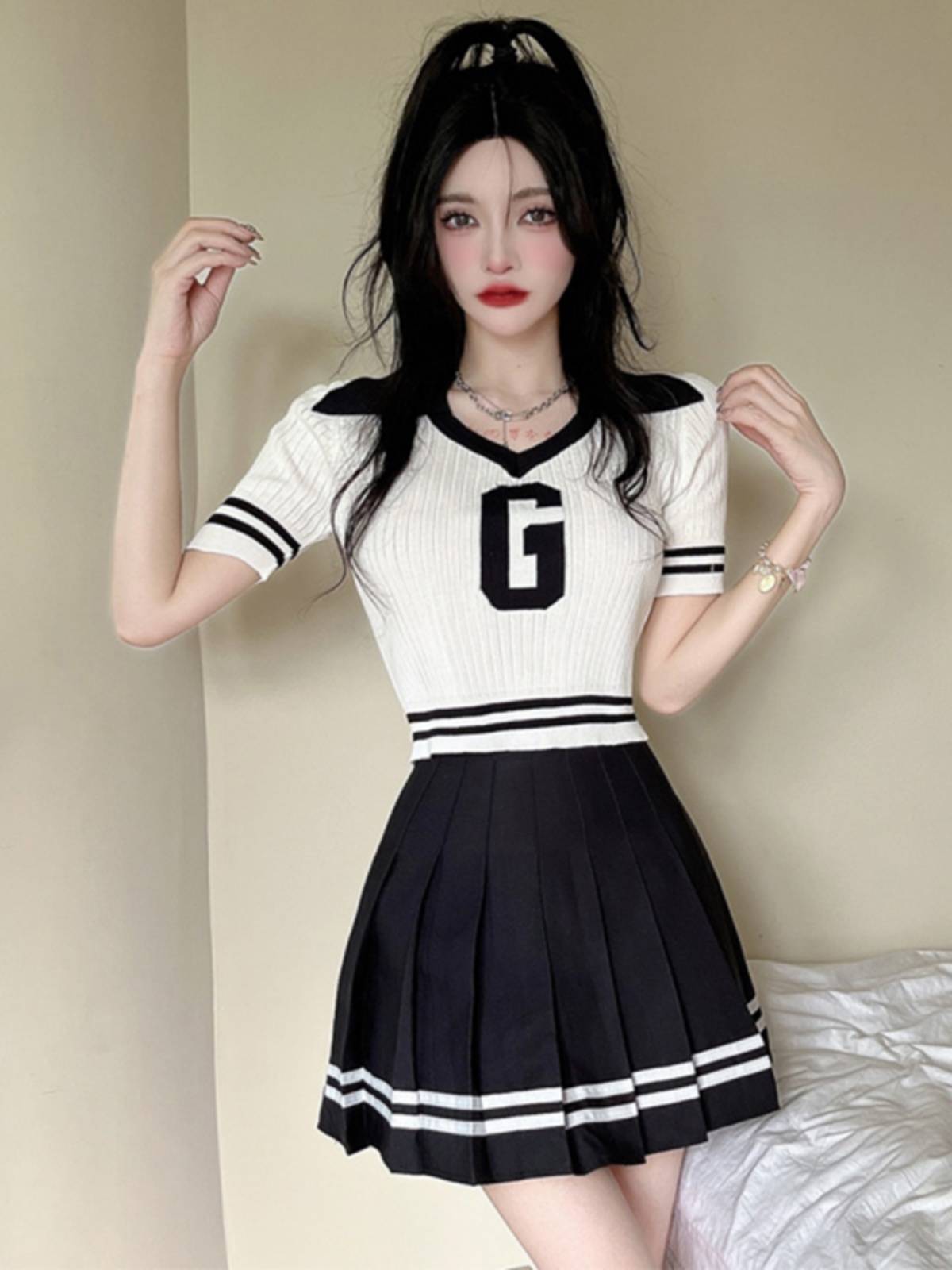 Adult women's group cheerleading cheerleading performance service college student sports meeting class service middle school student jazz dance watch show