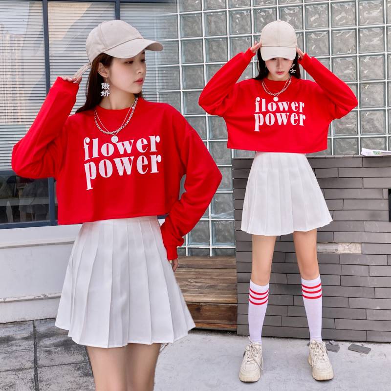 The Korean dancers dance suit, long sleeves, cheering for high school students