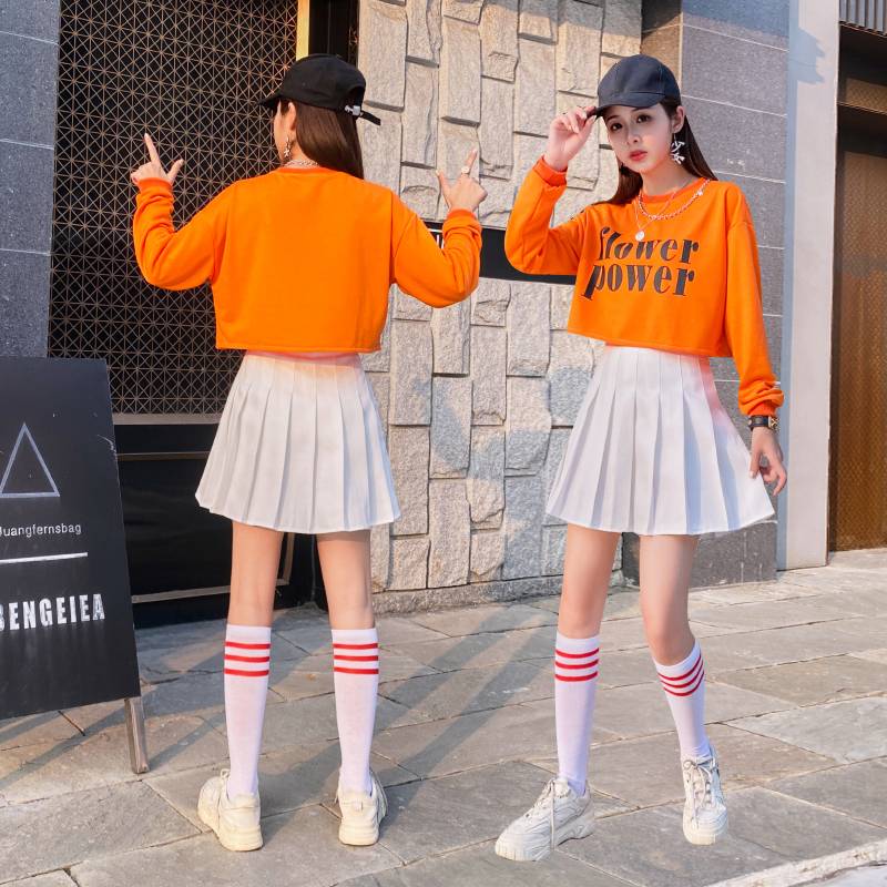The Korean dancers dance suit, long sleeves, cheering for high school students