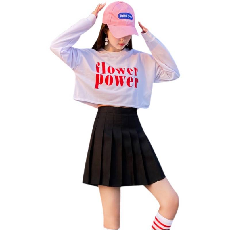 The Korean dancers dance suit, long sleeves, cheering for high school students
