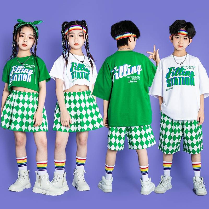 The opening ceremony of the spot primary school sports meeting, clothing 6 Z, a young children showing the Kindergarten Garden Clothing Street