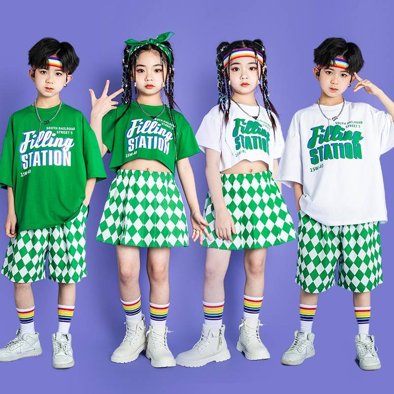 The opening ceremony of the spot primary school sports meeting, clothing 6 Z, a young children showing the Kindergarten Garden Clothing Street